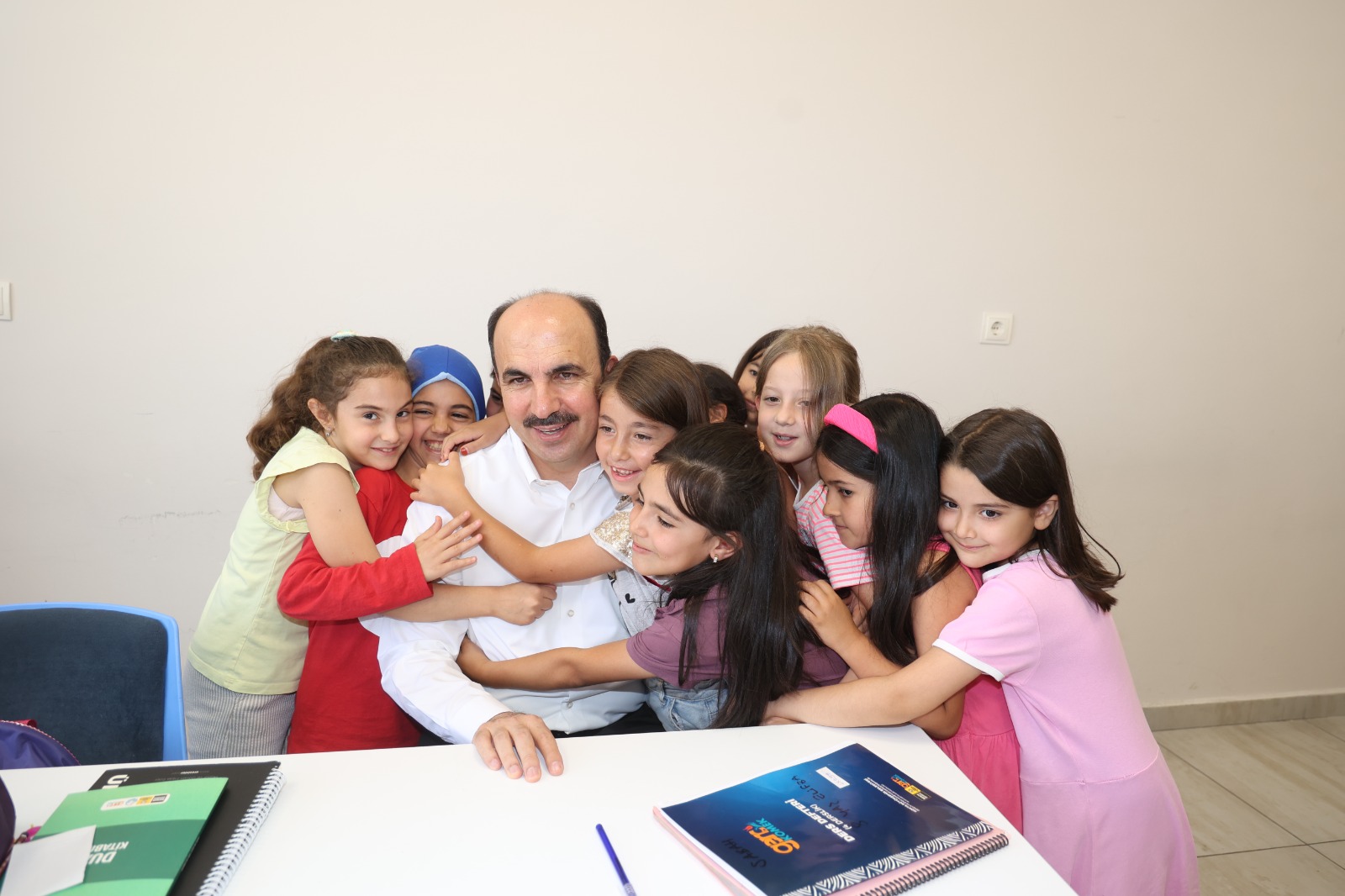 BAŞKAN ALTAY, ETKİNLİKLERE KATILAN ÖĞRENCİLERLE BİR ARAYA GELDİ
