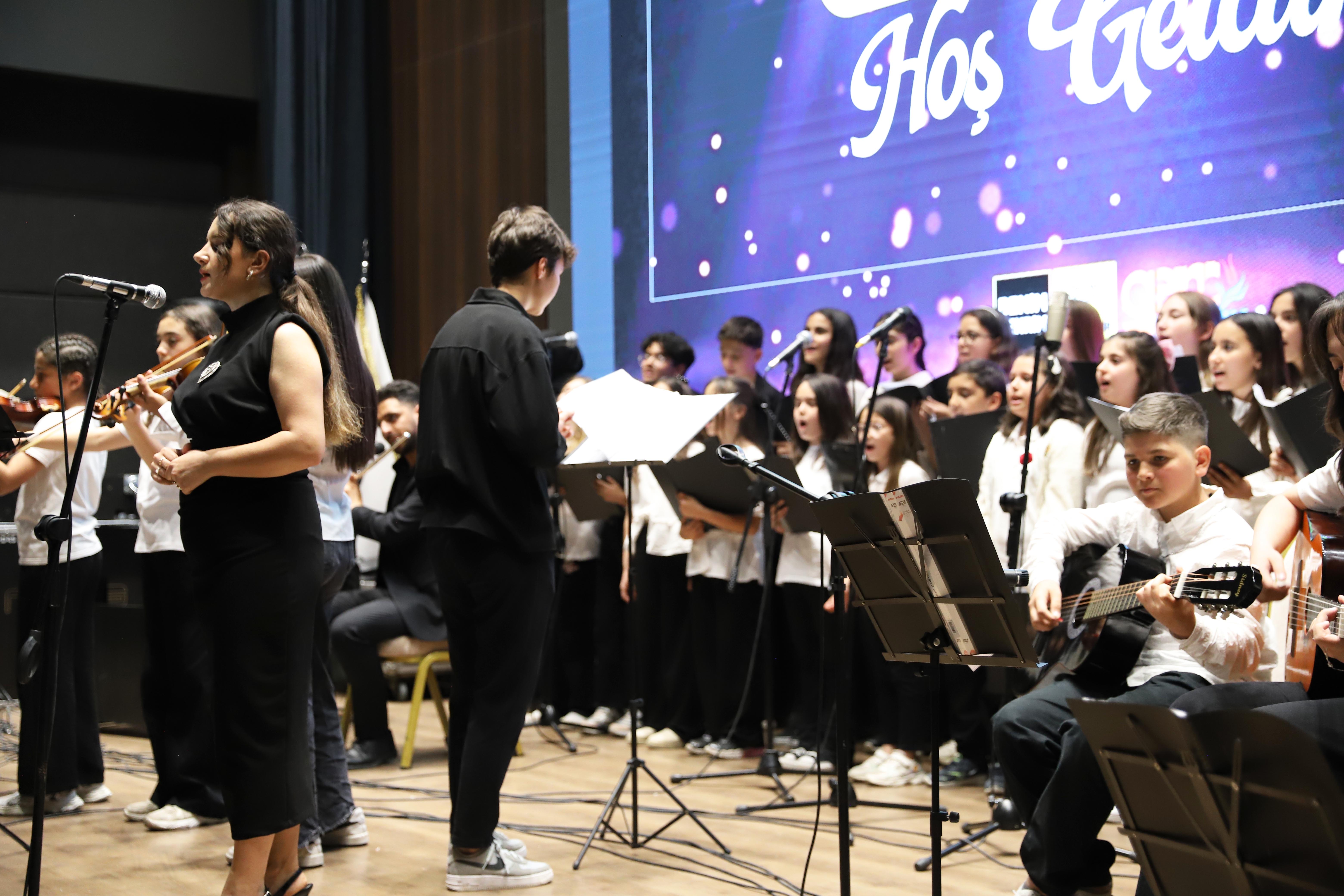 GENÇ KOMEK’TE YIL SONU COŞKUSU: ÇOCUKLARIMIZ SAHNEDE IŞILDADI