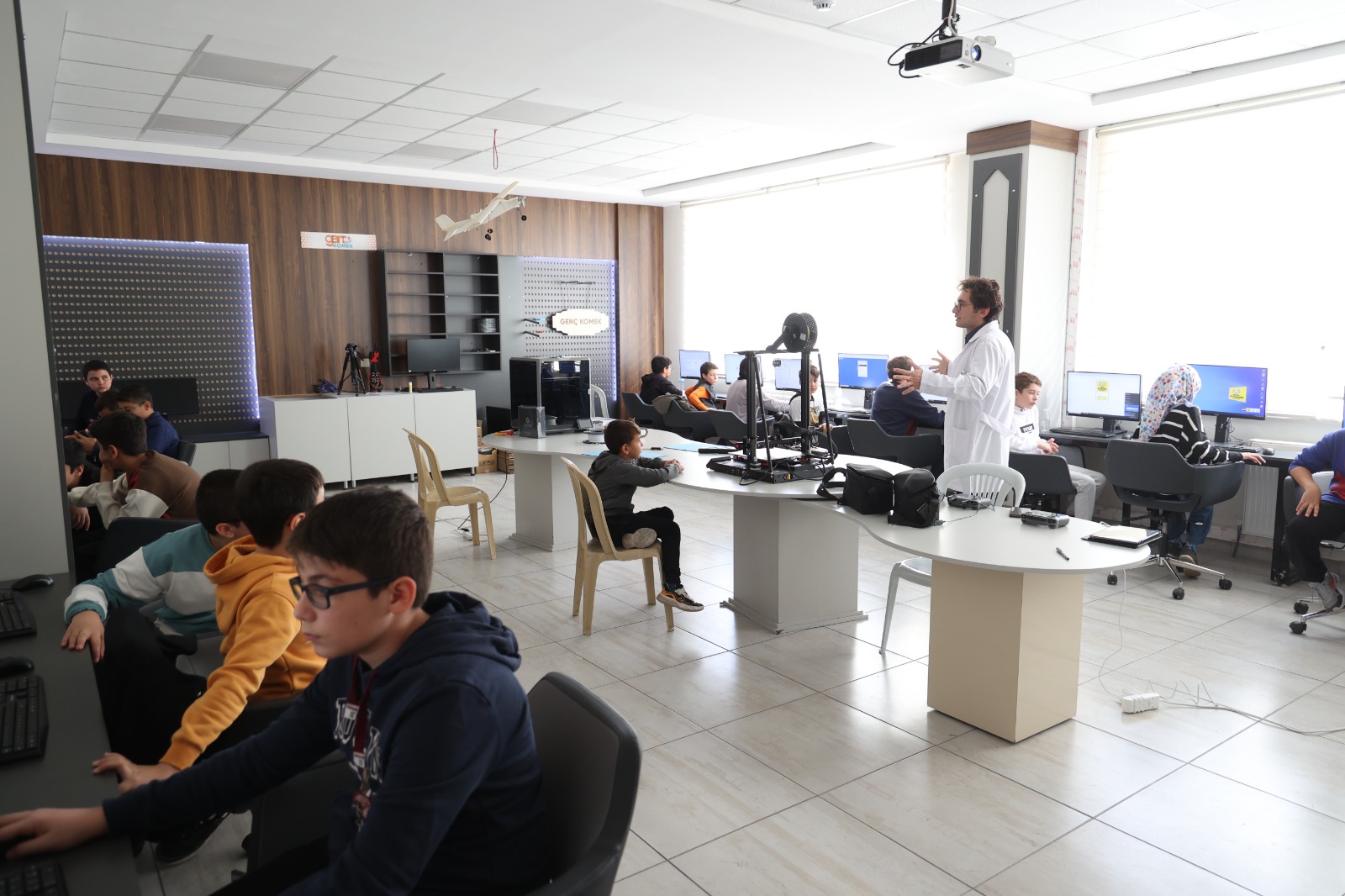 GENÇLERİ GELECEĞE HAZIRLAYAN GENÇ KOMEK ATÖLYE EĞİTİMLERİ BAŞLADI