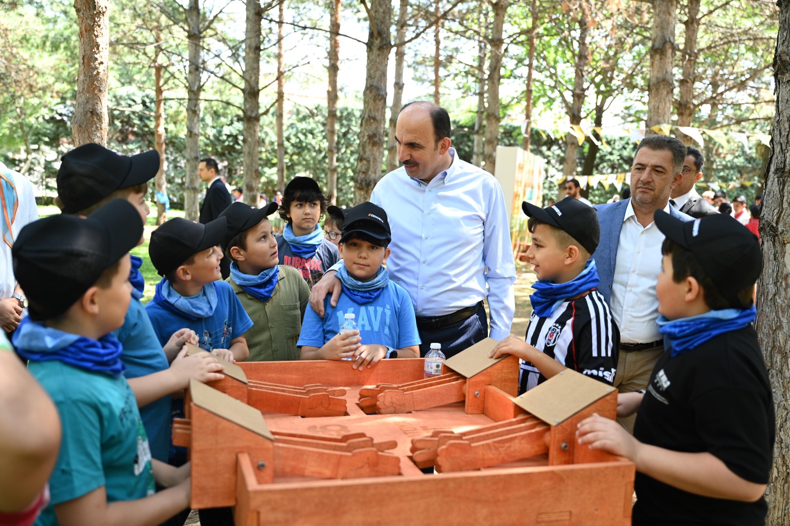 BAŞKAN ALTAY, YAZ OYUN KAMPINDA ÖĞRENCİLERLE BİR ARAYA GELDİ